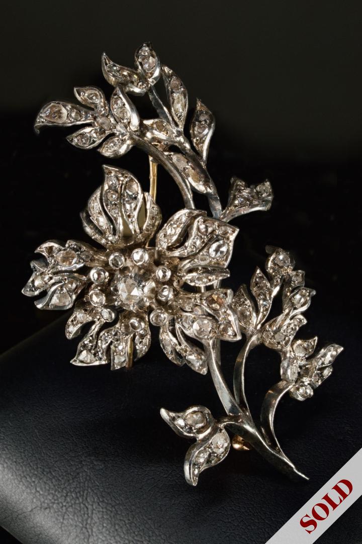 En tremblant flower brooch