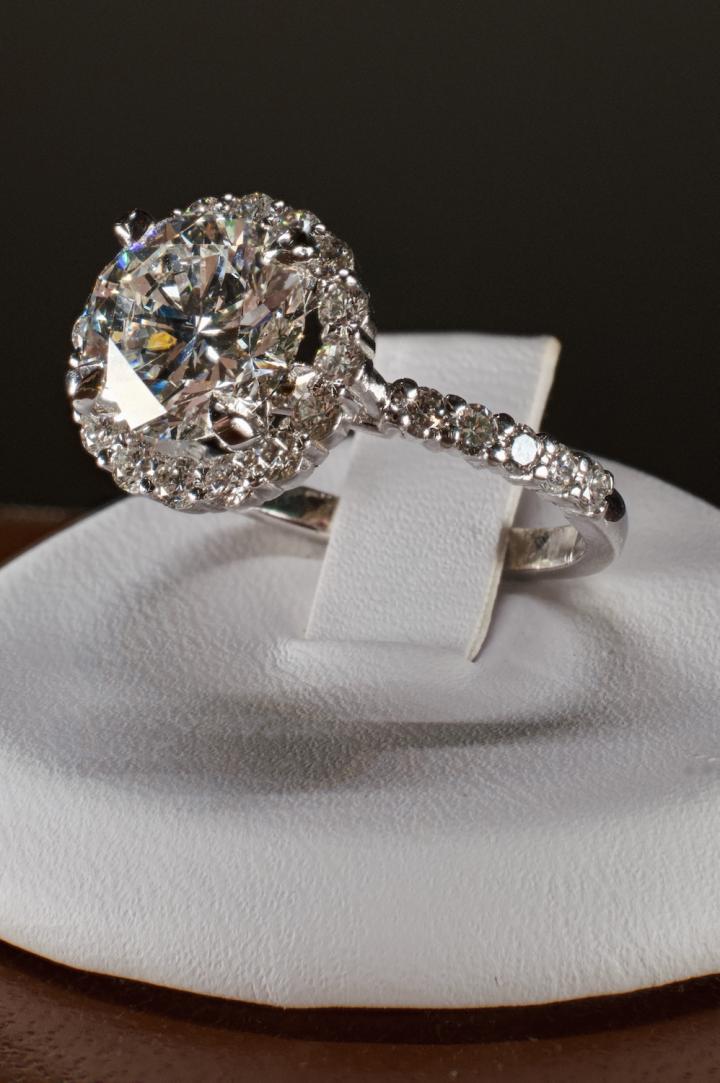 Shop Halo diamond engagement ring | Hunt & Gather