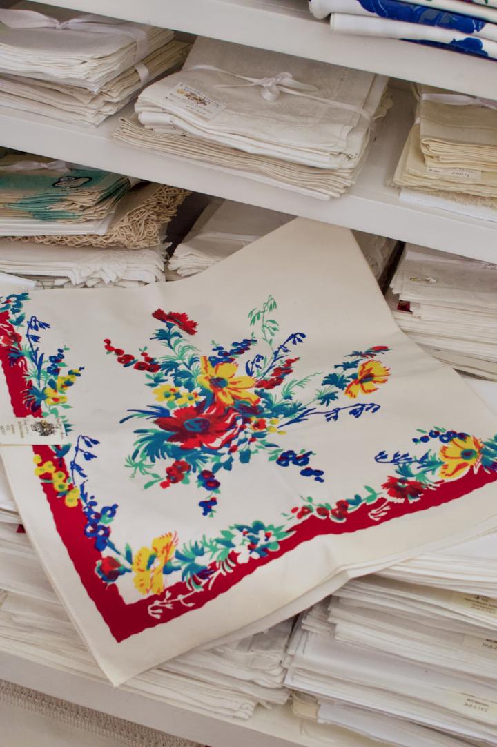 Shop Great vintage floral cloth | Hunt & Gather