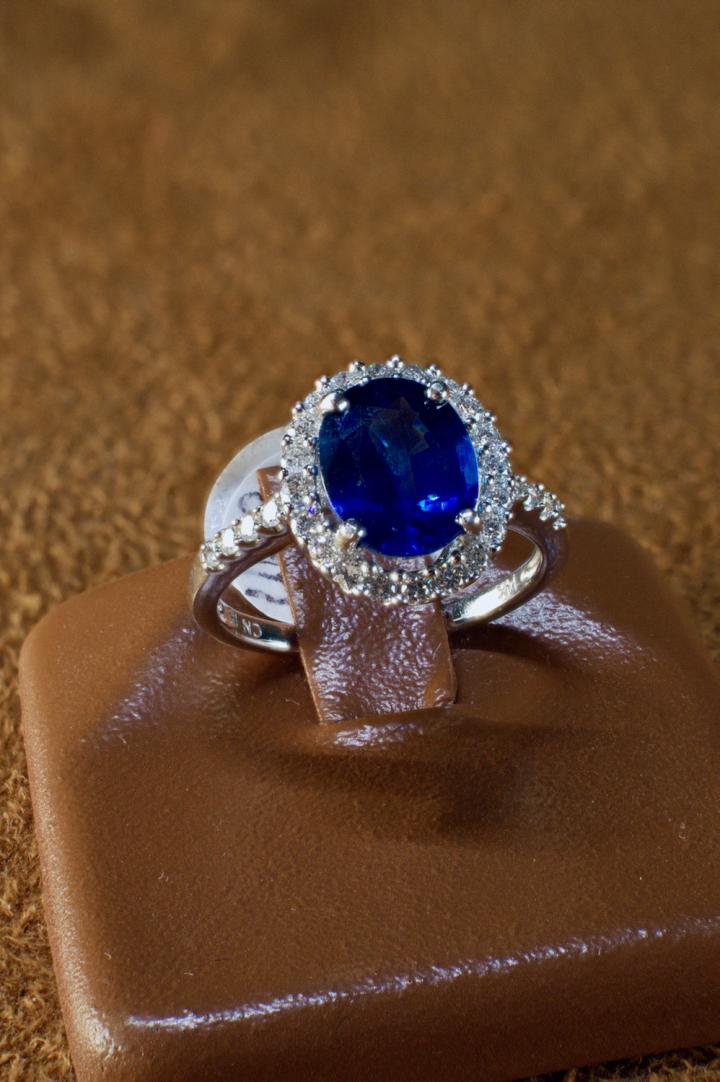 Shop 2.90Ct natural sapphire ring w/ diamonds | Hunt & Gather