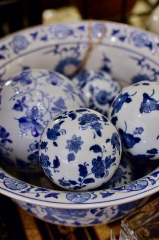 Blue & white porcelain ball