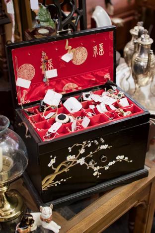 Vintage chinoiserie jewelry box