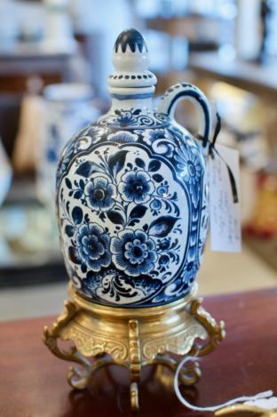 Delft blue & white jar