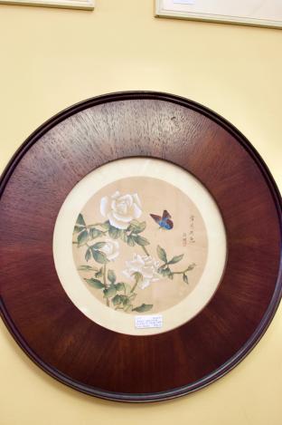 Asian painting on silk in large round frame