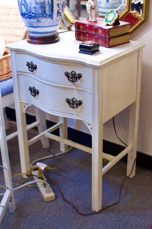 White table w/ 2 drawers