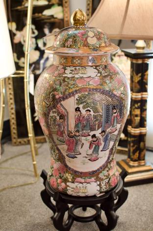 Rose Famille temple jar w/ stand