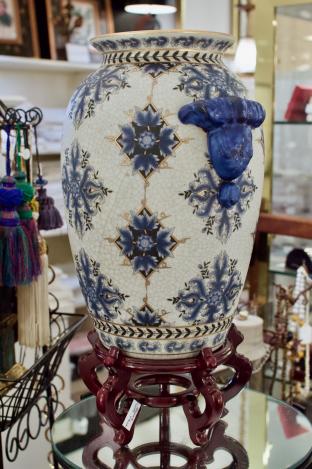 Beautiful blue & white Chinese vase & stand