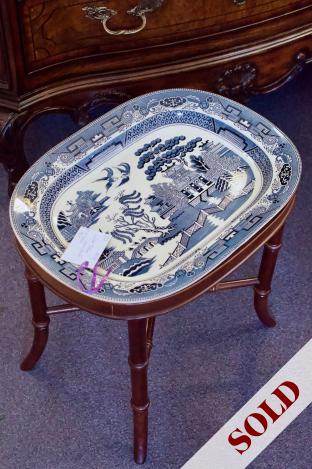 Table w/ blue willow platter