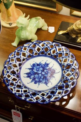 Blue & white lattice plate