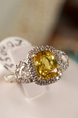 18K gold ring w/ 1.86 CT cushion cut yellow sapphire