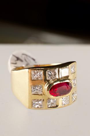 18K gold w/ 1.5CT oval cut ruby ring