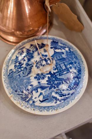 Early Victorian blue & white lid