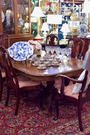 Walnut John Widdicomb table w/ 3 leaves