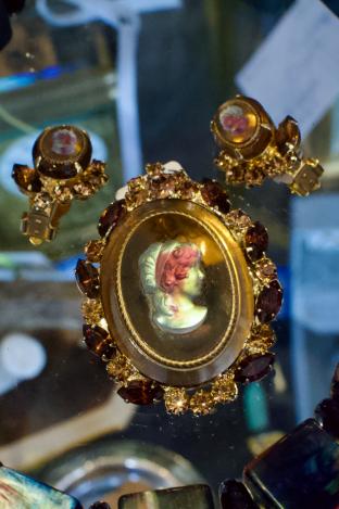 Rare Juliana frosted glass cameo
