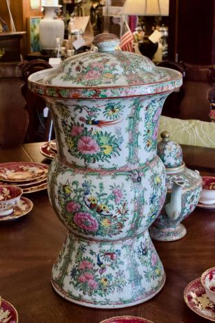 Rose Medallion urn w/ lid