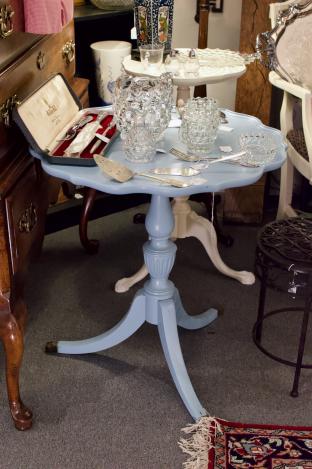 Blue pie crust table
