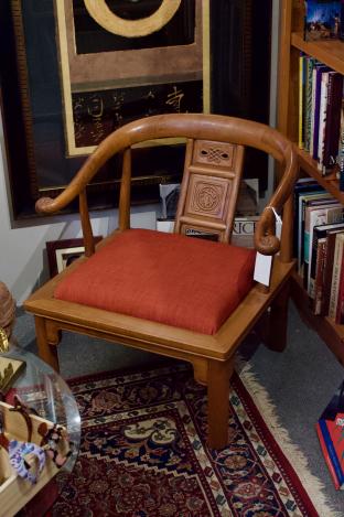 Pair of antique Chinese horseshoe chairs in elm wood