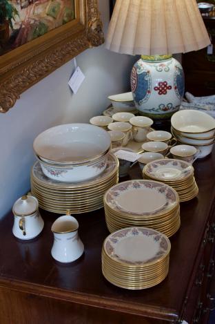 70 pieces - 12 place settings - Lenox Versailles