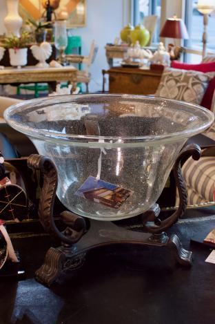 Center bowl on stand