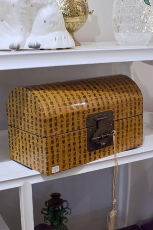 Chinese character dome lidded box
