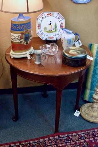 Queen Anne gate leg table