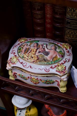 Italian covered box