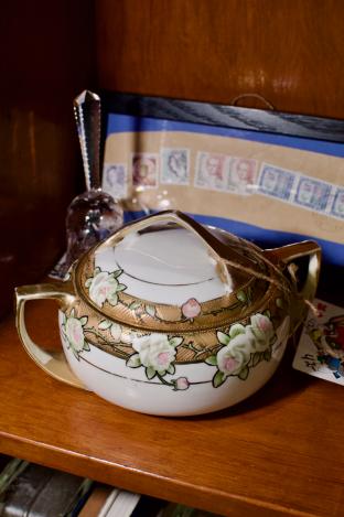 Gold trimmed bowl w/ lid