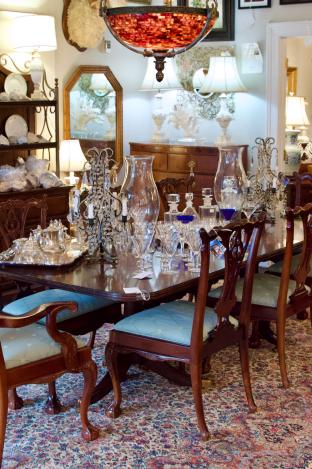 Maitland Smith dining room table - 1 leaf