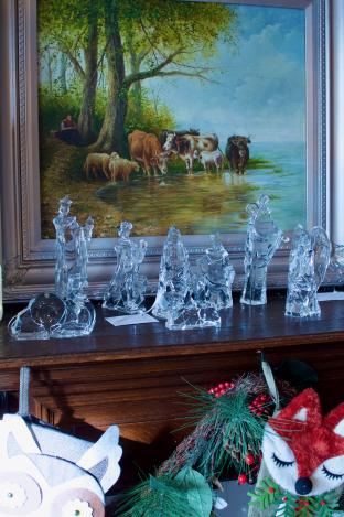 Crystal Cathedral California - 8 piece acrylic nativity scene