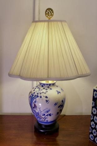 Blue & white chinoiserie porcelain lamp