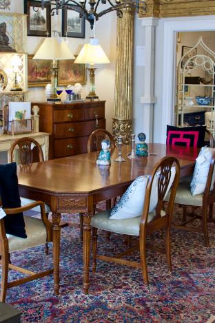 Dining table w/ 3 leaves & 6 chairs