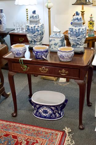 Early 19th century mahogany Queen Anne deep dish table