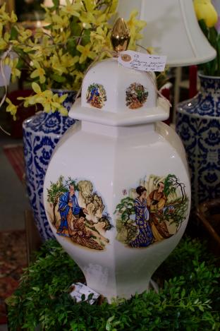 Gorgeous porcelain Asian ginger jar