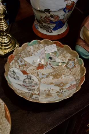 Scalloped Satsuma bowl w/ gold decorated religious figures