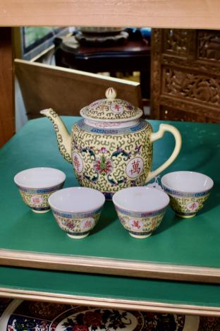 Yellow Chinese teaset pot w/ cups