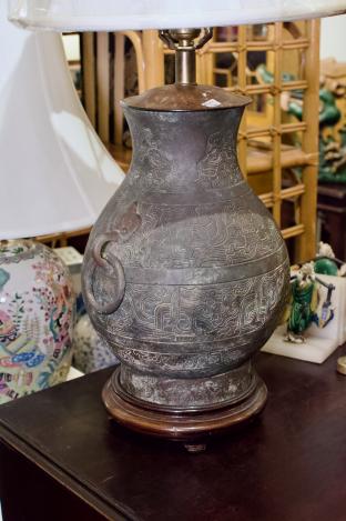 Hu-form bronze Chinese lamp