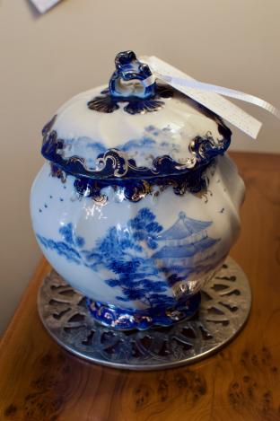 Blue & white chinoiserie style temple / biscuit jar