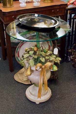 Tole urn table
