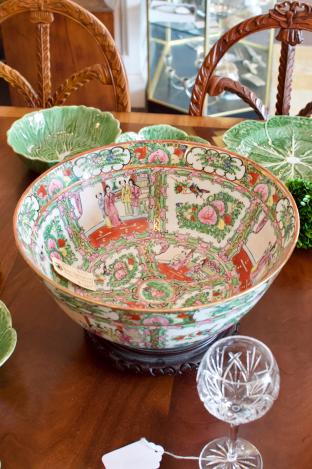 Rose medallion bowl w/ stand