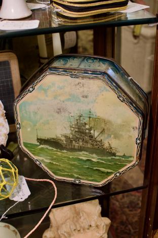 WW2 era Loose-Wiles biscuit tin