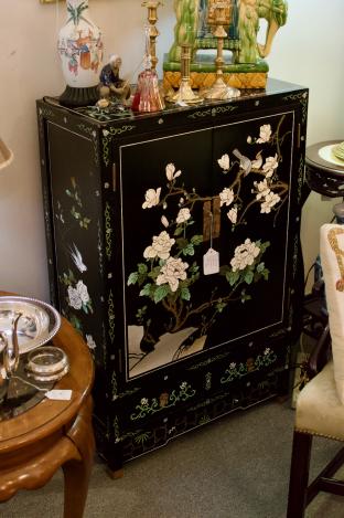 Chinese lacquered chinoiserie cabinet