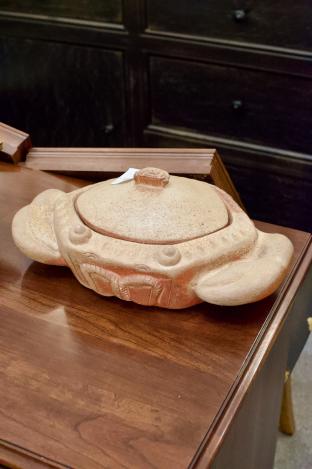 Figural crab covered bowl