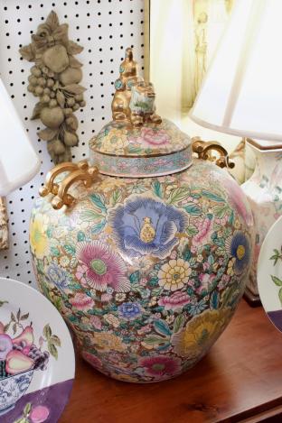 Mille fleur jar w/ foo dog finial
