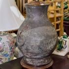 Hu-form bronze Chinese lamp
